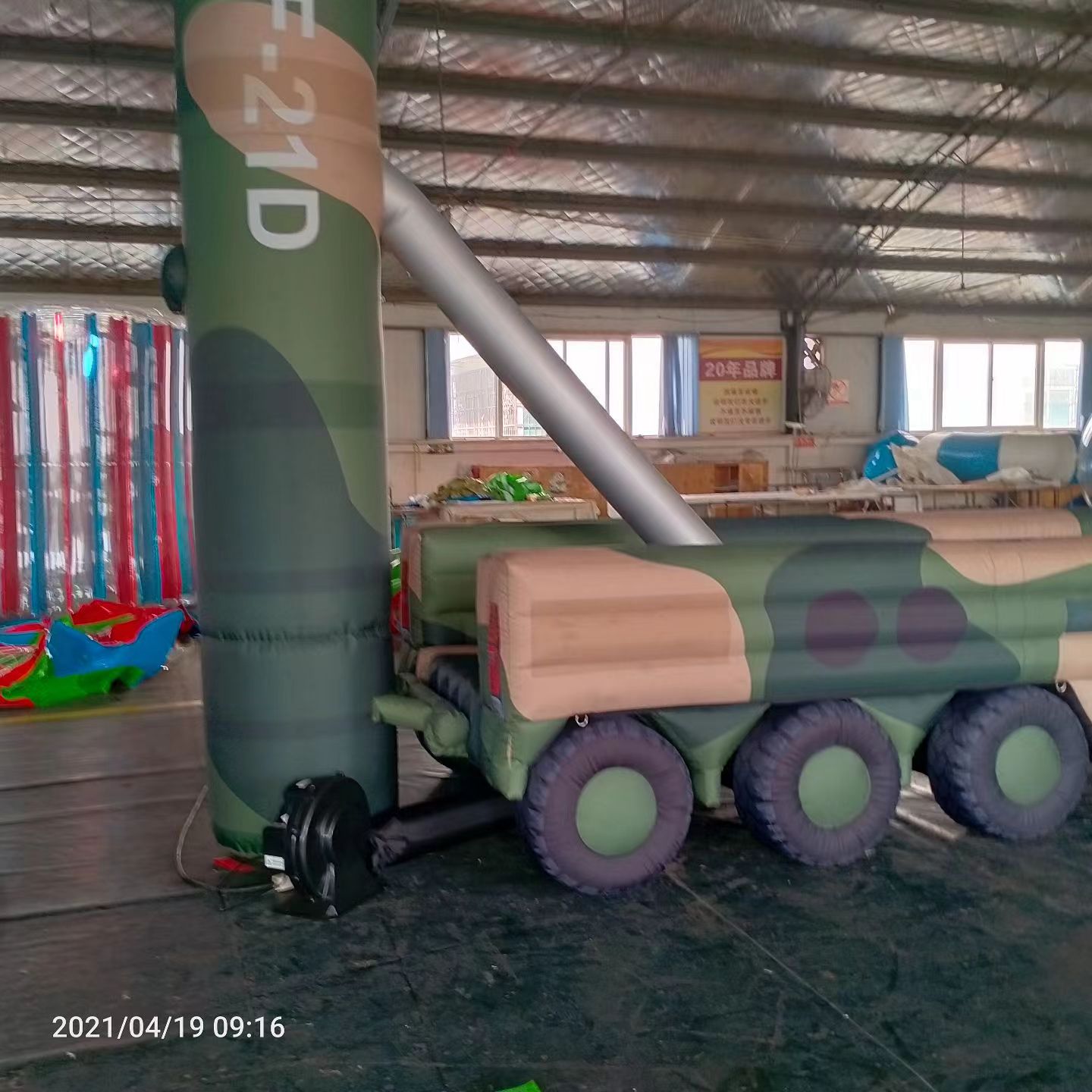 津市军事演习中的充气目标车辆：模拟发射车雷达车坦克飞机